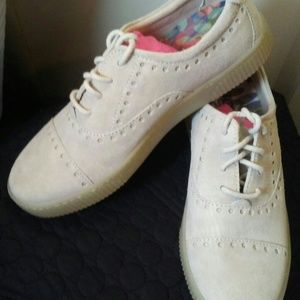 Born suede lace sneaker size  9.5